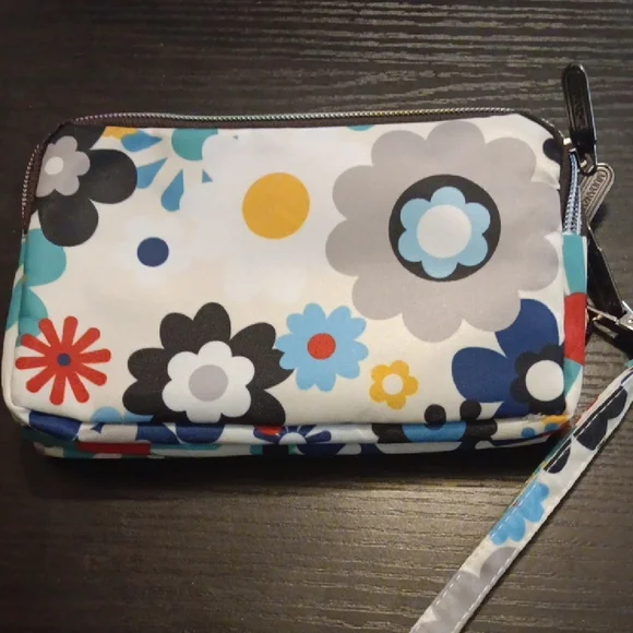 Floral Pattern Wristlet Wallet 3 Zipper Compartments NWOT - Picture 2 of 3